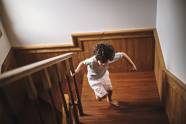 포토 JPG 전신 남자 아들 어린이 난간 실내 한명 사람 일상 앞모습 달리기 계단 한국인 즐거움 오르기 인천 소년한명만 국내포토 1 감정 뷰포인트 가족 모션 한국 동양인 내부 라이프 남자한명만 소년만 파일형식