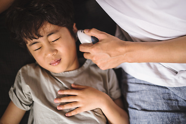포토 JPG 남자 아들 어린이 40대 중년 가족 실내 사람 상반신 두명 일상 앞모습 하이앵글 눕기 눈감음 고통 한국인 가족라이프 찡그림 아빠 보호 질병 체온계 감기 간호 인천 귀체온계 발열 부자지간 남자만 국내포토 라이프스타일 감정 뷰포인트 컨셉 의학 관계 모션 한국 표정 동양인 성인 내부 라이프 온도계 파일형식