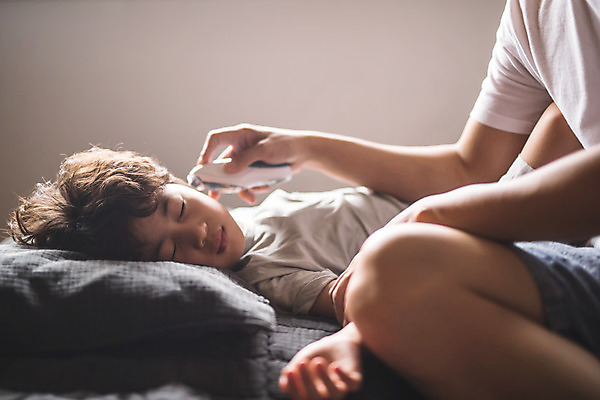 포토 JPG 남자 아들 어린이 40대 중년 가족 실내 사람 앉기 상반신 두명 일상 옆모습 눕기 고통 한국인 가족라이프 아빠 보호 질병 체온계 간호 인천 귀체온계 돌봄 부자지간 남자만 육아대디 국내포토 라이프스타일 감정 뷰포인트 컨셉 의학 관계 모션 한국 동양인 성인 내부 라이프 온도계 파일형식