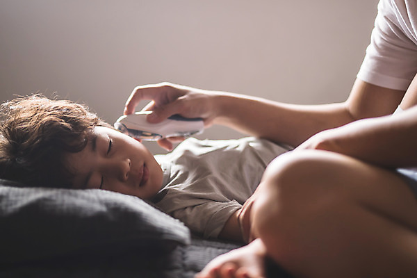 포토 JPG 남자 아들 어린이 40대 중년 가족 실내 사람 앉기 상반신 두명 일상 옆모습 눕기 눈감음 고통 한국인 침대 가족라이프 아빠 체온계 감기 인천 귀체온계 부자지간 남자만 국내포토 라이프스타일 감정 뷰포인트 가구 관계 모션 한국 동양인 성인 내부 라이프 질병 온도계 파일형식