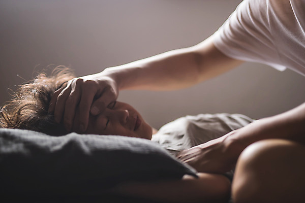 포토 JPG 손 남자 아들 어린이 40대 중년 가족 실내 사람 앉기 상반신 두명 일상 옆모습 신체부위 눕기 눈감음 고통 한국인 가족라이프 찡그림 아빠 감기 인천 발열 이마 부자지간 남자만 국내포토 라이프스타일 감정 뷰포인트 관계 모션 한국 표정 동양인 성인 내부 라이프 질병 파일형식