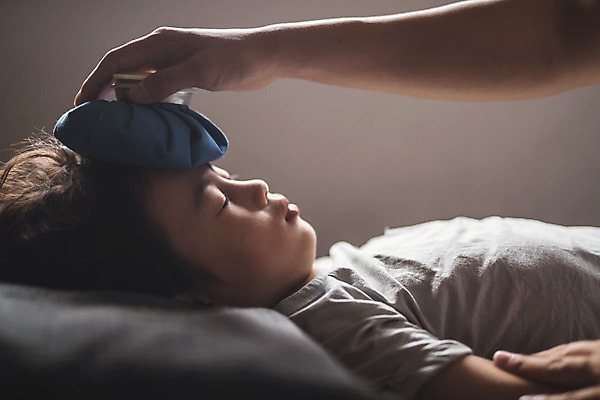 포토 JPG 손 남자 아들 어린이 40대 중년 가족 실내 사람 상반신 두명 일상 옆모습 신체부위 눕기 눈감음 고통 한국인 가족라이프 아빠 질병 감기 간호 인천 얼음주머니 돌봄 발열 부자지간 남자만 국내포토 라이프스타일 감정 뷰포인트 의학 관계 모션 한국 동양인 성인 내부 라이프 주머니 파일형식