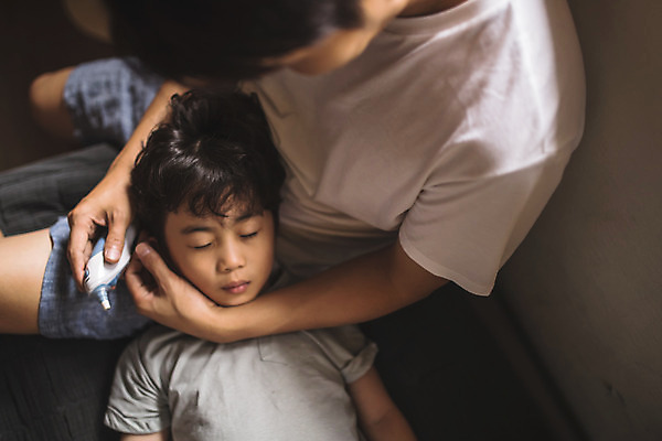 포토 JPG 남자 아들 어린이 40대 중년 가족 실내 사람 앉기 상반신 두명 일상 앞모습 하이앵글 눕기 눈감음 고통 한국인 가족라이프 아빠 보호 체온계 감기 간호 인천 귀체온계 돌봄 무릎베개 발열 부자지간 남자만 육아대디 국내포토 라이프스타일 감정 뷰포인트 컨셉 관계 모션 한국 동양인 성인 내부 라이프 질병 온도계 파일형식
