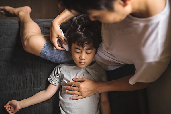 포토 JPG 전신 남자 아들 어린이 40대 중년 가족 실내 사람 앉기 상반신 두명 일상 앞모습 하이앵글 눕기 눈감음 고통 한국인 가족라이프 아빠 보호 질병 체온계 감기 간호 인천 귀체온계 돌봄 무릎베개 부자지간 남자만 육아대디 국내포토 라이프스타일 감정 뷰포인트 컨셉 의학 관계 모션 한국 동양인 성인 내부 라이프 온도계 파일형식