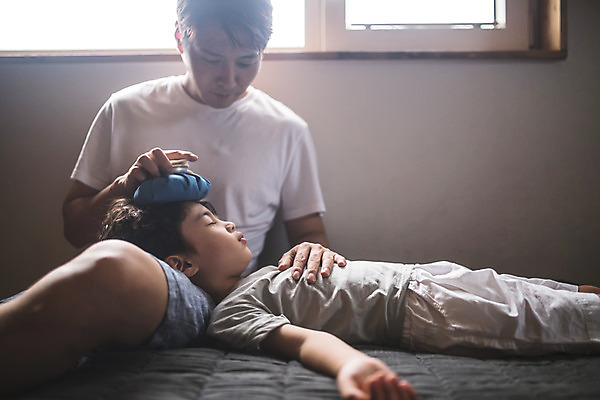 포토 JPG 남자 아들 어린이 40대 중년 가족 실내 사람 앉기 상반신 두명 일상 앞모습 옆모습 눕기 고통 한국인 가족라이프 아빠 질병 걱정 인천 얼음주머니 무릎베개 발열 부자지간 남자만 육아대디 국내포토 라이프스타일 감정 뷰포인트 의학 관계 모션 한국 동양인 성인 내부 라이프 주머니 파일형식