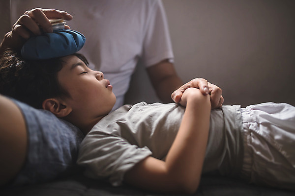 포토 JPG 남자 아들 어린이 40대 중년 가족 실내 사람 앉기 상반신 두명 일상 앞모습 옆모습 눕기 손잡기 고통 한국인 가족라이프 아빠 질병 간호 인천 얼음주머니 돌봄 무릎베개 발열 부자지간 남자만 육아대디 국내포토 라이프스타일 감정 뷰포인트 의학 관계 모션 한국 동양인 성인 내부 라이프 주머니 파일형식