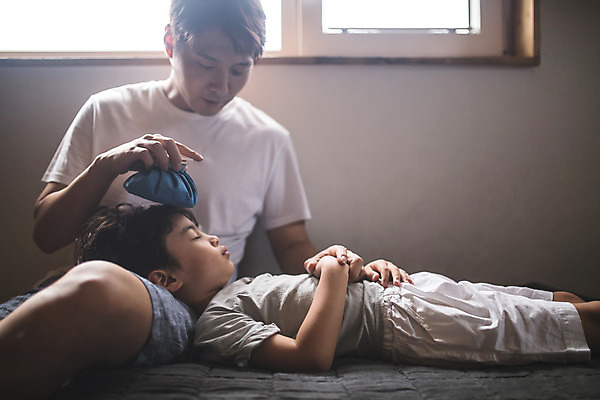 포토 JPG 남자 아들 어린이 40대 중년 가족 실내 사람 앉기 상반신 두명 일상 앞모습 옆모습 눕기 고통 한국인 가족라이프 아빠 보호 간호 걱정 인천 얼음주머니 돌봄 무릎베개 발열 부자지간 남자만 육아대디 국내포토 라이프스타일 감정 뷰포인트 컨셉 관계 모션 한국 동양인 성인 내부 라이프 주머니 파일형식