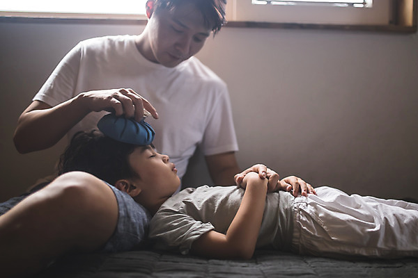 포토 JPG 남자 아들 어린이 40대 중년 가족 실내 사람 앉기 상반신 두명 일상 앞모습 옆모습 눕기 얼음 고통 한국인 가족라이프 찡그림 아빠 보호 질병 간호 걱정 인천 얼음주머니 돌봄 무릎베개 발열 부자지간 남자만 육아대디 국내포토 자연요소 라이프스타일 감정 뷰포인트 컨셉 의학 관계 모션 한국 표정 동양인 성인 내부 라이프 주머니 파일형식