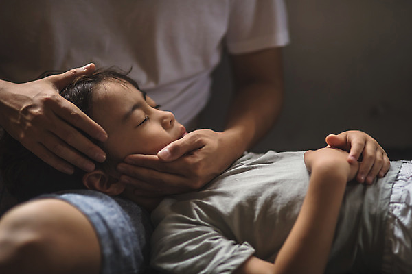 포토 JPG 남자 아들 어린이 40대 중년 가족 실내 사람 앉기 상반신 두명 일상 앞모습 옆모습 눕기 눈감음 고통 한국인 가족라이프 아빠 보호 질병 인천 돌봄 무릎베개 부자지간 남자만 육아대디 국내포토 라이프스타일 감정 뷰포인트 컨셉 의학 관계 모션 한국 동양인 성인 내부 라이프 파일형식