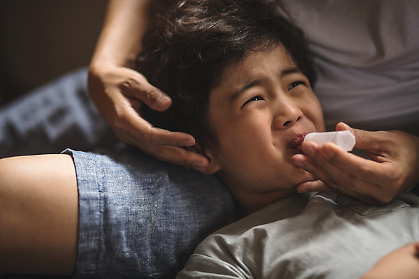 포토 JPG 남자 아들 어린이 40대 중년 가족 실내 사람 앉기 상반신 두명 일상 옆모습 눕기 약 한국인 가족라이프 찡그림 아빠 보호 약병 감기 먹여주기 인천 감기약 돌봄 무릎베개 부자지간 남자만 육아대디 국내포토 라이프스타일 뷰포인트 컨셉 의학 관계 모션 한국 표정 동양인 성인 내부 라이프 병 질병 먹기 파일형식 식기 아시아 인종 생활 나라