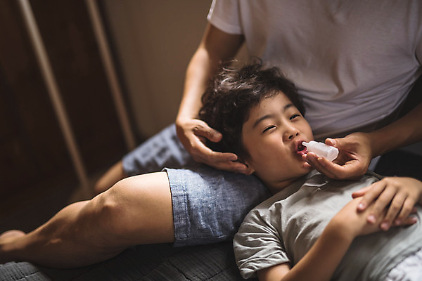 포토 JPG 전신 남자 아들 어린이 40대 중년 가족 실내 사람 앉기 상반신 두명 일상 옆모습 눕기 약 한국인 가족라이프 아빠 보호 약병 감기 먹여주기 인천 감기약 돌봄 무릎베개 부자지간 남자만 육아대디 국내포토 라이프스타일 뷰포인트 컨셉 의학 관계 모션 한국 동양인 성인 내부 라이프 질병 먹기 병_담는 파일형식
