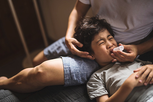 포토 JPG 전신 남자 아들 어린이 40대 중년 가족 실내 사람 앉기 상반신 두명 일상 옆모습 눕기 약 한국인 가족라이프 찡그림 아빠 보호 감기 먹여주기 인천 감기약 돌봄 무릎베개 부자지간 남자만 육아대디 국내포토 라이프스타일 뷰포인트 컨셉 의학 관계 모션 한국 표정 동양인 성인 내부 라이프 질병 먹기 파일형식