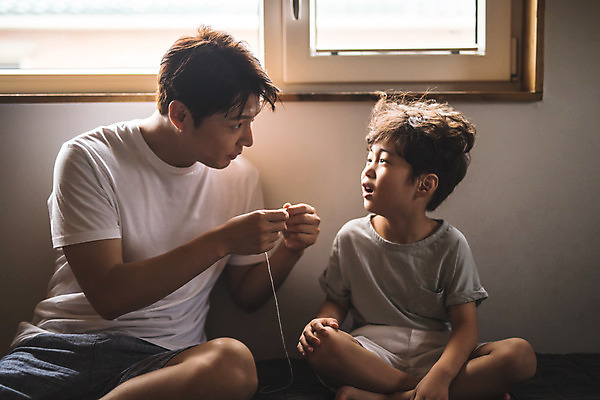 포토 JPG 남자 아들 어린이 40대 중년 가족 실내 대화 사람 앉기 상반신 두명 일상 앞모습 마주보기 한국인 가족라이프 아빠 실 치아 준비 인천 발치 부자지간 남자만 육아대디 국내포토 라이프스타일 뷰포인트 관계 모션 한국 말하기 동양인 성인 내부 라이프 소화기관 파일형식