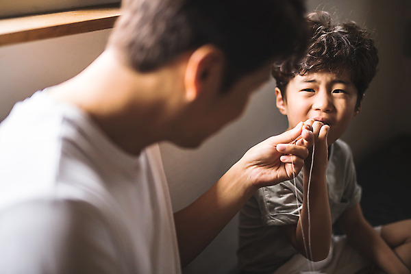포토 JPG 응시 남자 아들 어린이 40대 중년 가족 실내 사람 앉기 상반신 두명 일상 옆모습 한국인 가족라이프 찡그림 아빠 실 치아 준비 인천 발치 부자지간 남자만 육아대디 국내포토 라이프스타일 시선 뷰포인트 관계 모션 한국 표정 동양인 성인 내부 라이프 소화기관 파일형식