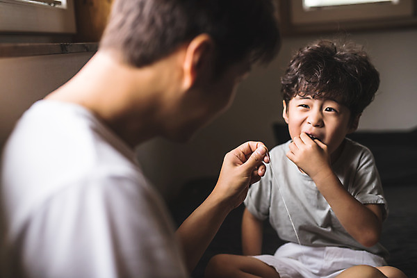 포토 JPG 응시 남자 아들 어린이 40대 중년 가족 실내 사람 앉기 상반신 두명 일상 앞모습 옆모습 아웃포커스 한국인 가족라이프 찡그림 아빠 실 치아 준비 인천 발치 부자지간 남자만 육아대디 국내포토 라이프스타일 시선 뷰포인트 관계 모션 한국 촬영기법 표정 동양인 성인 내부 라이프 소화기관 파일형식