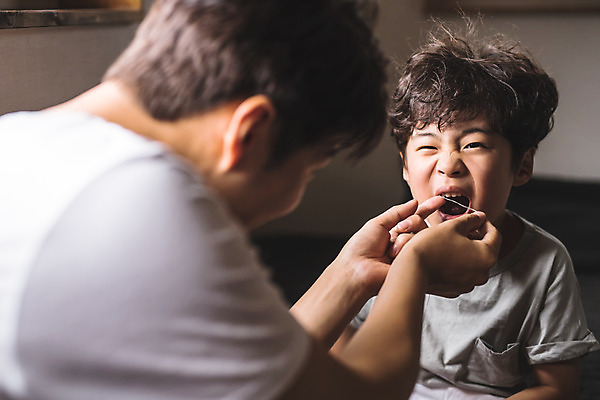 포토 JPG 손 남자 아들 어린이 40대 중년 가족 실내 사람 앉기 상반신 두명 일상 앞모습 신체부위 한국인 가족라이프 찡그림 아빠 실 치아 준비 인천 발치 부자지간 남자만 육아대디 국내포토 라이프스타일 뷰포인트 관계 모션 한국 표정 동양인 성인 내부 라이프 소화기관 파일형식