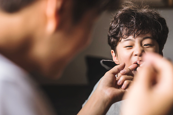 포토 JPG 손 남자 아들 어린이 40대 중년 가족 실내 사람 앉기 상반신 두명 일상 앞모습 옆모습 아웃포커스 신체부위 한국인 가족라이프 도움 찡그림 아빠 실 인천 돌봄 발치 부자지간 남자만 육아대디 국내포토 라이프스타일 뷰포인트 컨셉 관계 모션 한국 촬영기법 표정 동양인 성인 내부 라이프 파일형식