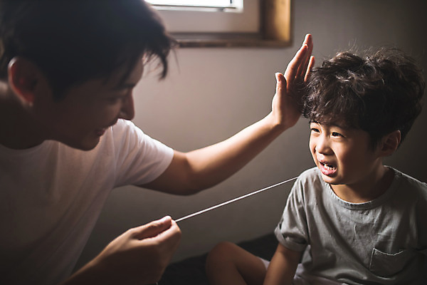 포토 JPG 응시 남자 아들 어린이 40대 중년 가족 실내 미소 사람 앉기 상반신 두명 일상 옆모습 마주보기 한국인 가족라이프 찡그림 아빠 실 당기기 인천 발치 울상 부자지간 남자만 육아대디 국내포토 라이프스타일 시선 뷰포인트 관계 모션 한국 표정 동양인 성인 내부 라이프 파일형식