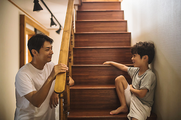 포토 JPG 남자 아들 어린이 40대 중년 장난 난간 가족 놀이 실내 서기 미소 사람 앉기 상반신 두명 일상 옆모습 마주보기 계단 한국인 가족라이프 아빠 즐거움 인천 부자지간 남자만 육아대디 국내포토 라이프스타일 감정 뷰포인트 관계 모션 한국 표정 동양인 성인 내부 라이프 파일형식
