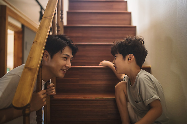 포토 JPG 남자 아들 어린이 40대 중년 난간 가족 놀이 실내 서기 미소 사람 앉기 상반신 두명 일상 옆모습 마주보기 계단 한국인 가족라이프 아빠 즐거움 인천 부자지간 남자만 육아대디 국내포토 라이프스타일 감정 뷰포인트 관계 모션 한국 표정 동양인 성인 내부 라이프 파일형식