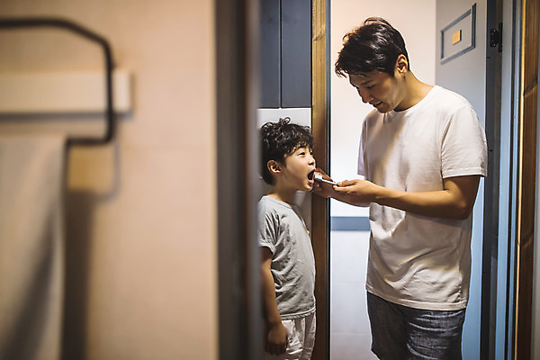 포토 JPG 남자 아들 어린이 40대 중년 가족 실내 서기 사람 상반신 두명 일상 옆모습 한국인 욕실 양치 가족라이프 도움 아빠 칫솔 즐거움 인천 돌봄 부자지간 남자만 육아대디 국내포토 라이프스타일 감정 뷰포인트 컨셉 관계 모션 한국 동양인 성인 내부 라이프 위생용품 청결 파일형식