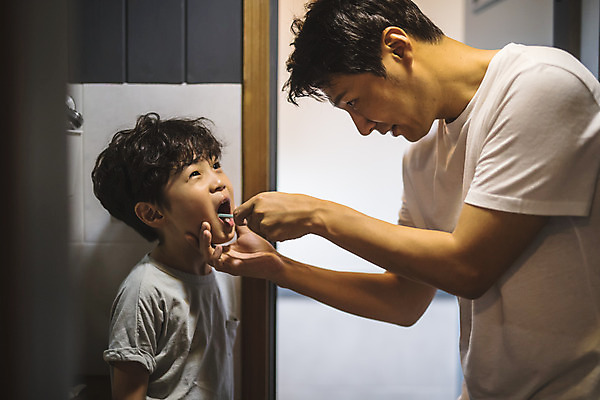 포토 JPG 응시 남자 아들 어린이 40대 중년 가족 실내 사람 상반신 두명 일상 옆모습 한국인 욕실 양치 가족라이프 도움 아빠 칫솔 즐거움 인천 돌봄 부자지간 남자만 육아대디 국내포토 라이프스타일 시선 감정 뷰포인트 컨셉 관계 모션 한국 동양인 성인 내부 라이프 위생용품 청결 파일형식