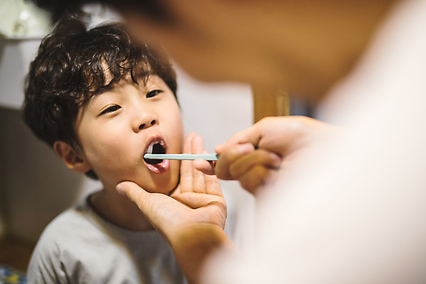 포토 JPG 응시 남자 아들 어린이 40대 중년 가족 실내 서기 사람 상반신 두명 일상 앞모습 옆모습 아웃포커스 한국인 욕실 양치 가족라이프 도움 아빠 칫솔 즐거움 닦기 인천 돌봄 부자지간 남자만 육아대디 국내포토 라이프스타일 시선 감정 뷰포인트 컨셉 관계 모션 한국 촬영기법 동양인 성인 내부 라이프 위생용품 청결 파일형식