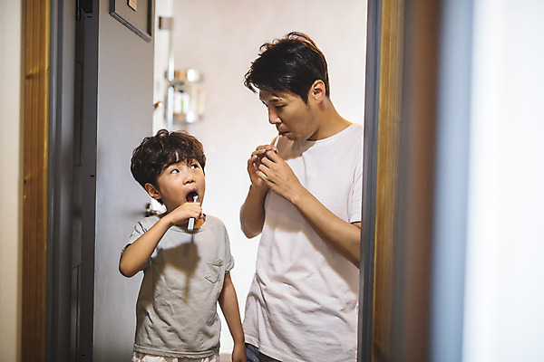 포토 JPG 응시 남자 아들 어린이 40대 중년 가족 실내 서기 사람 상반신 두명 일상 앞모습 옆모습 마주보기 한국인 욕실 양치 가족라이프 아빠 칫솔 즐거움 인천 부자지간 남자만 육아대디 국내포토 라이프스타일 시선 감정 뷰포인트 관계 모션 한국 동양인 성인 내부 라이프 위생용품 청결 파일형식 아시아 생활용품 인종 생활 위생 나라 오브젝트