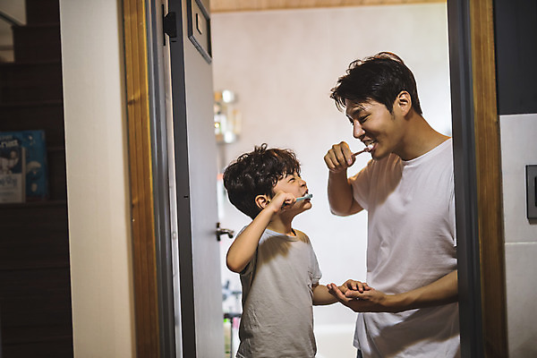 포토 JPG 남자 아들 어린이 40대 중년 가족 실내 서기 사람 상반신 두명 일상 옆모습 마주보기 손잡기 한국인 욕실 양치 가족라이프 아빠 칫솔 즐거움 인천 부자지간 남자만 육아대디 국내포토 라이프스타일 감정 뷰포인트 관계 모션 한국 동양인 성인 내부 라이프 위생용품 청결 파일형식