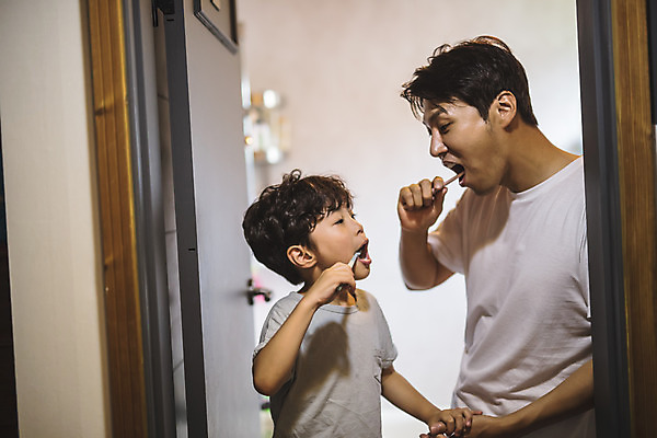 포토 JPG 남자 아들 어린이 40대 중년 가족 실내 서기 사람 상반신 두명 일상 옆모습 마주보기 손잡기 한국인 욕실 양치 가족라이프 아빠 칫솔 즐거움 닦기 인천 부자지간 남자만 육아대디 국내포토 라이프스타일 감정 뷰포인트 관계 모션 한국 동양인 성인 내부 라이프 위생용품 청결 파일형식