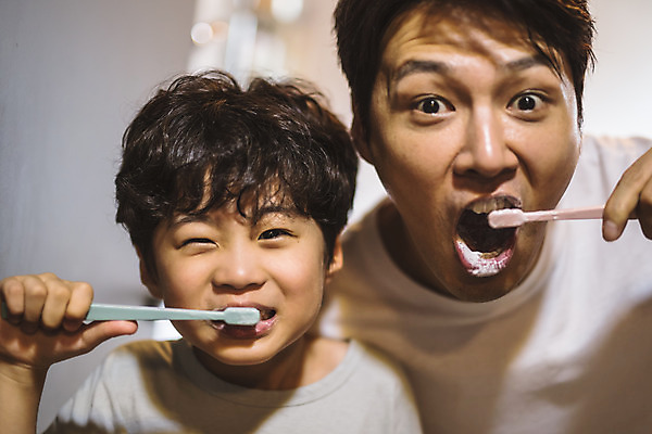 포토 JPG 남자 아들 어린이 40대 중년 장난 가족 실내 서기 미소 사람 상반신 두명 앞모습 놀람 한국인 욕실 양치 가족라이프 찡그림 아빠 칫솔 즐거움 닦기 인천 부자지간 남자만 육아대디 국내포토 라이프스타일 감정 뷰포인트 관계 모션 한국 표정 동양인 성인 내부 위생용품 청결 파일형식