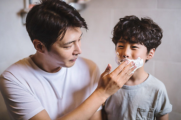 포토 JPG 응시 남자 아들 어린이 40대 중년 장난 가족 놀이 실내 서기 미소 사람 상반신 두명 일상 앞모습 한국인 욕실 가족라이프 아빠 즐거움 인천 면도크림 부자지간 남자만 육아대디 국내포토 라이프스타일 시선 감정 뷰포인트 관계 모션 한국 표정 동양인 성인 내부 라이프 위생용품 파일형식