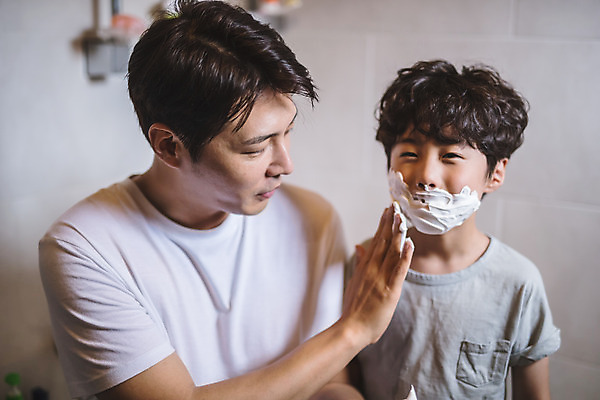 포토 JPG 응시 남자 아들 어린이 40대 중년 장난 가족 놀이 실내 미소 사람 상반신 두명 일상 앞모습 한국인 욕실 가족라이프 아빠 즐거움 바르기 인천 면도크림 부자지간 남자만 육아대디 국내포토 라이프스타일 시선 감정 뷰포인트 관계 모션 한국 표정 동양인 성인 내부 라이프 위생용품 파일형식