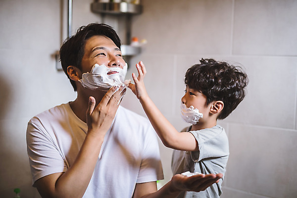 포토 JPG 남자 아들 어린이 40대 중년 장난 가족 놀이 실내 서기 사람 상반신 두명 일상 앞모습 옆모습 한국인 욕실 가족라이프 아빠 즐거움 바르기 인천 면도크림 부자지간 남자만 육아대디 국내포토 라이프스타일 감정 뷰포인트 관계 모션 한국 동양인 성인 내부 라이프 위생용품 파일형식