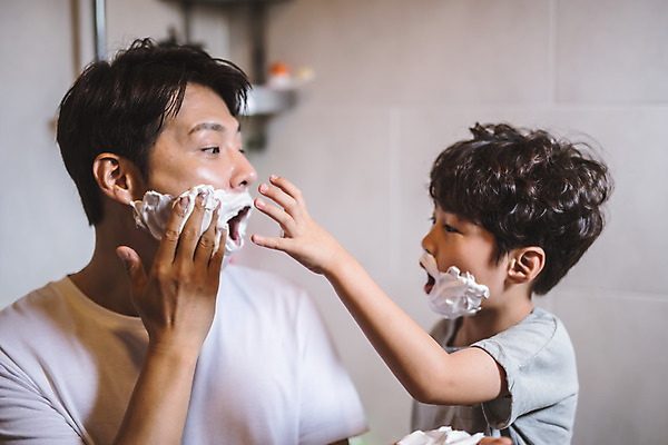 포토 JPG 남자 아들 어린이 40대 중년 장난 가족 놀이 실내 서기 사람 상반신 두명 일상 앞모습 옆모습 놀람 한국인 욕실 가족라이프 아빠 즐거움 인천 면도크림 부자지간 남자만 육아대디 국내포토 라이프스타일 감정 뷰포인트 관계 모션 한국 표정 동양인 성인 내부 라이프 위생용품 파일형식 아시아 생활용품 인종 생활 나라 오브젝트