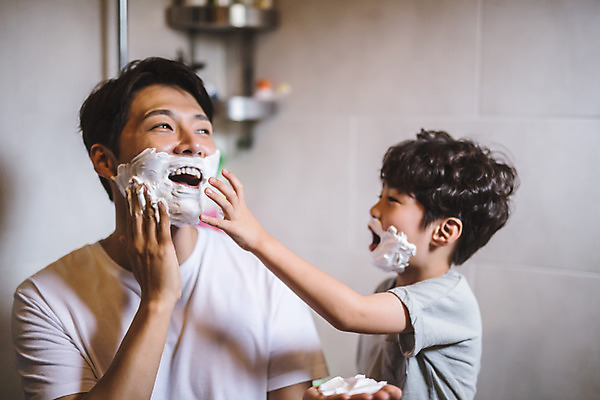 포토 JPG 남자 아들 어린이 40대 중년 장난 가족 놀이 실내 서기 사람 상반신 두명 일상 앞모습 옆모습 한국인 욕실 가족라이프 아빠 즐거움 바르기 인천 면도크림 부자지간 남자만 육아대디 국내포토 라이프스타일 감정 뷰포인트 관계 모션 한국 동양인 성인 내부 라이프 위생용품 파일형식