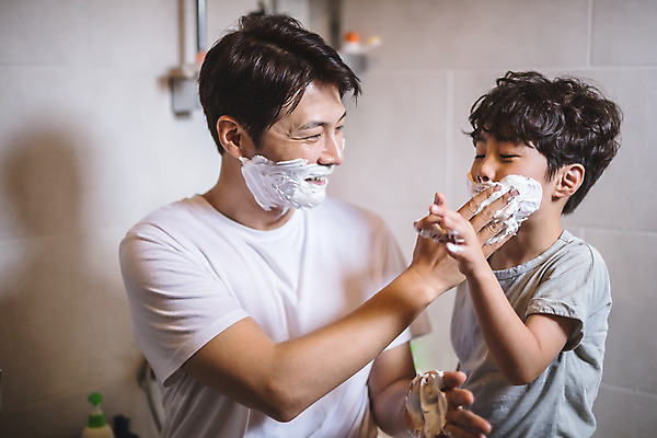 포토 JPG 남자 아들 어린이 40대 중년 장난 가족 놀이 실내 서기 미소 사람 상반신 두명 일상 앞모습 옆모습 한국인 욕실 가족라이프 아빠 즐거움 바르기 인천 면도크림 부자지간 남자만 육아대디 국내포토 라이프스타일 감정 뷰포인트 관계 모션 한국 표정 동양인 성인 내부 라이프 위생용품 파일형식