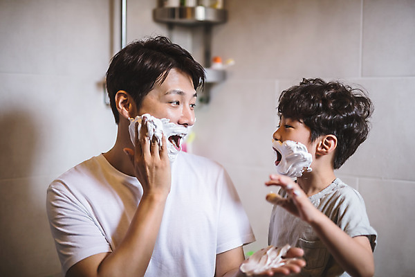 포토 JPG 남자 아들 어린이 40대 중년 장난 가족 놀이 실내 서기 사람 상반신 두명 일상 앞모습 옆모습 놀람 한국인 욕실 가족라이프 아빠 즐거움 인천 면도크림 부자지간 남자만 육아대디 국내포토 라이프스타일 감정 뷰포인트 관계 모션 한국 표정 동양인 성인 내부 라이프 위생용품 파일형식