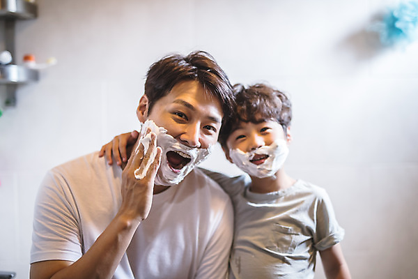 포토 JPG 응시 남자 아들 어린이 40대 중년 장난 가족 놀이 어깨동무 실내 서기 미소 사람 상반신 두명 일상 앞모습 한국인 욕실 가족라이프 아빠 즐거움 인천 면도크림 부자지간 남자만 육아대디 국내포토 라이프스타일 시선 감정 뷰포인트 포즈 관계 모션 한국 표정 동양인 성인 내부 라이프 위생용품 파일형식