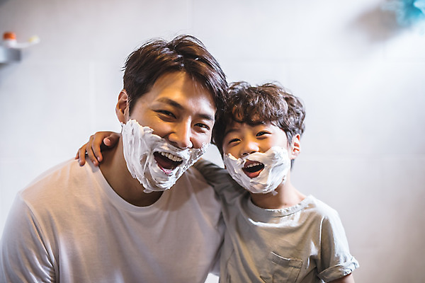 포토 JPG 응시 남자 아들 어린이 40대 중년 장난 가족 놀이 어깨동무 실내 입벌림 서기 미소 사람 상반신 두명 일상 앞모습 거품 한국인 욕실 가족라이프 아빠 즐거움 인천 면도크림 부자지간 남자만 육아대디 국내포토 라이프스타일 시선 감정 뷰포인트 포즈 관계 모션 한국 표정 동양인 성인 내부 라이프 위생용품 파일형식