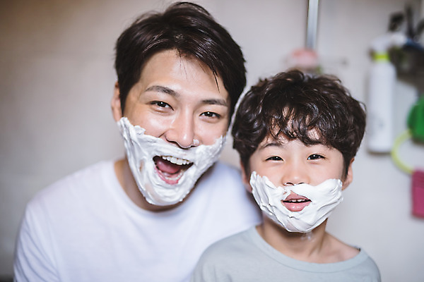 포토 JPG 응시 남자 아들 어린이 40대 중년 가족 실내 서기 미소 사람 상반신 두명 일상 앞모습 거품 한국인 욕실 가족라이프 아빠 즐거움 인천 면도크림 부자지간 남자만 육아대디 국내포토 라이프스타일 시선 감정 뷰포인트 관계 모션 한국 표정 동양인 성인 내부 라이프 위생용품 파일형식
