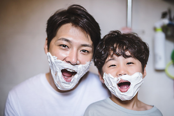 포토 JPG 남자 아들 어린이 40대 중년 장난 가족 놀이 실내 서기 미소 사람 상반신 두명 일상 앞모습 거품 한국인 욕실 가족라이프 아빠 즐거움 인천 면도크림 부자지간 남자만 육아대디 국내포토 라이프스타일 감정 뷰포인트 관계 모션 한국 표정 동양인 성인 내부 라이프 위생용품 파일형식