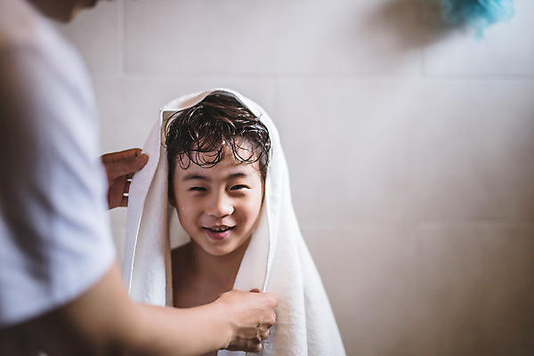 포토 JPG 남자 아들 어린이 40대 중년 가족 실내 미소 사람 상반신 두명 일상 앞모습 뒷모습 신체부위 수건 목욕 한국인 욕실 양손 가족라이프 도움 아빠 씻기 즐거움 닦기 인천 부자지간 남자만 국내포토 라이프스타일 손 감정 뷰포인트 컨셉 관계 모션 한국 표정 동양인 성인 내부 라이프 위생용품 청결 파일형식 아시아 생활용품 인종 생활 위생 나라 오브젝트