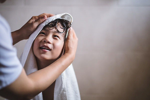 포토 JPG 남자 아들 어린이 40대 중년 가족 실내 서기 미소 사람 상반신 두명 앞모습 신체부위 수건 목욕 한국인 욕실 올려보기 양손 가족라이프 아빠 즐거움 닦기 인천 돌봄 부자지간 남자만 국내포토 라이프스타일 손 감정 뷰포인트 관계 모션 한국 표정 동양인 성인 내부 위생용품 청결 파일형식