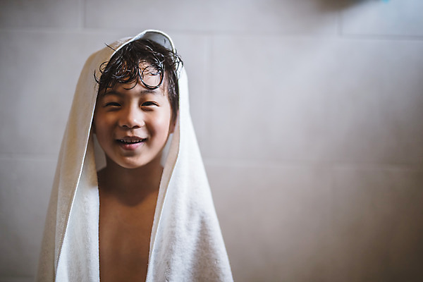 포토 JPG 남자 아들 어린이 실내 한명 서기 미소 사람 소년 상반신 일상 앞모습 수건 목욕 한국인 욕실 씻기 즐거움 인천 소년한명만 국내포토 1 감정 뷰포인트 가족 모션 한국 표정 동양인 내부 라이프 위생용품 청결 남자한명만 소년만 파일형식