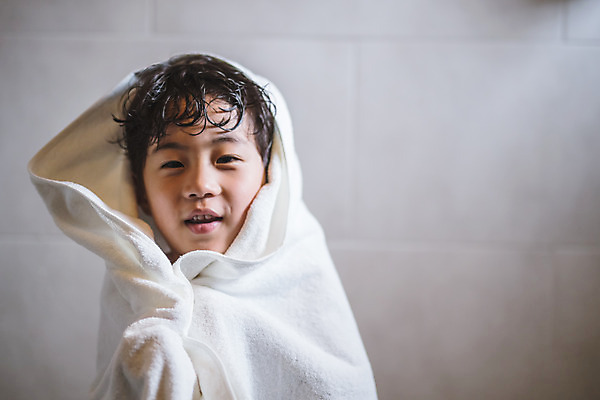 포토 JPG 남자 아들 어린이 실내 한명 서기 미소 사람 상반신 일상 앞모습 수건 목욕 한국인 욕실 씻기 즐거움 인천 소년한명만 국내포토 1 감정 뷰포인트 가족 모션 한국 표정 동양인 내부 라이프 위생용품 청결 남자한명만 소년만 파일형식