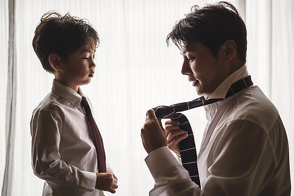 포토 JPG 응시 남자 아들 어린이 40대 중년 셔츠 가족 넥타이 실내 설명 서기 사람 앉기 정장 상반신 두명 일상 옆모습 마주보기 한국인 잡기 가족라이프 아빠 즐거움 매기 인천 방법 부자지간 남자만 국내포토 라이프스타일 시선 잡화 옷 감정 뷰포인트 상의 관계 모션 한국 동양인 성인 내부 라이프 파일형식