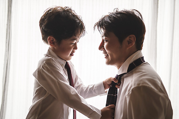 포토 JPG 남자 아들 어린이 40대 중년 가족 넥타이 실내 서기 미소 사람 앉기 정장 상반신 두명 일상 옆모습 마주보기 한국인 잡기 가족라이프 아빠 즐거움 매기 인천 부자지간 남자만 국내포토 라이프스타일 잡화 옷 감정 뷰포인트 관계 모션 한국 표정 동양인 성인 내부 라이프 파일형식