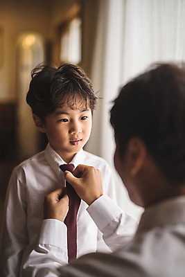포토 JPG 응시 남자 아들 어린이 40대 중년 셔츠 가족 넥타이 실내 서기 미소 사람 앉기 정장 상반신 두명 일상 앞모습 뒷모습 아웃포커스 마주보기 한국인 잡기 가족라이프 도움 아빠 즐거움 매기 인천 부자지간 남자만 국내포토 라이프스타일 시선 잡화 옷 감정 뷰포인트 컨셉 상의 관계 모션 한국 촬영기법 표정 동양인 성인 내부 라이프 파일형식