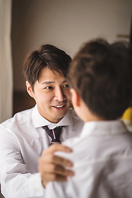 포토 JPG 응시 남자 아들 어린이 40대 중년 셔츠 가족 넥타이 실내 서기 미소 사람 앉기 정장 상반신 두명 일상 앞모습 뒷모습 아웃포커스 마주보기 한국인 가족라이프 아빠 즐거움 인천 부자지간 남자만 어깨에손 국내포토 라이프스타일 시선 잡화 옷 감정 뷰포인트 상의 관계 모션 한국 촬영기법 표정 동양인 성인 내부 라이프 파일형식
